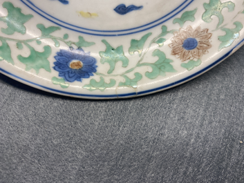 Une coupe en porcelaine de Chine wucai &agrave; d&eacute;cor de deux gar&ccedil;ons, marque et &eacute;poque de Wanli